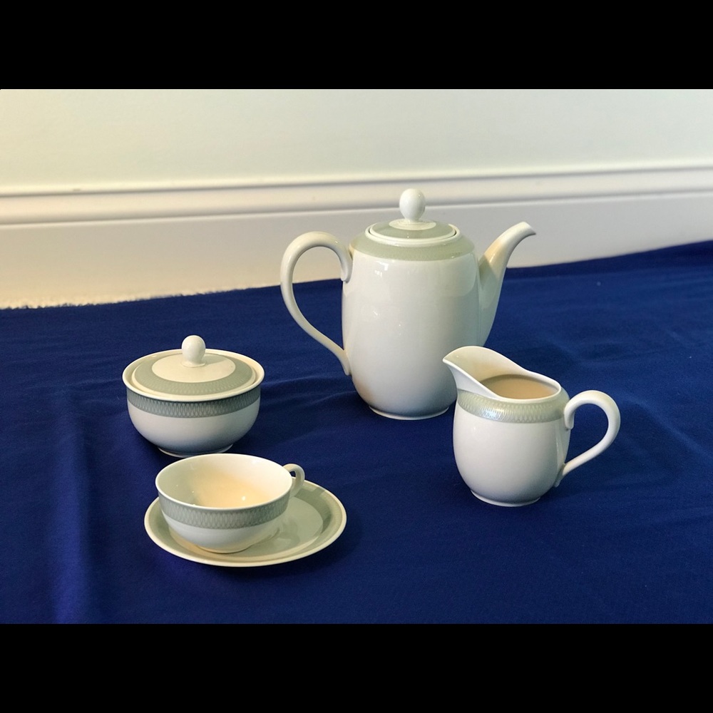 Tea Set - Picture 4 of 6